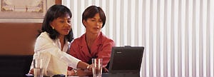 Advisor assisting customer